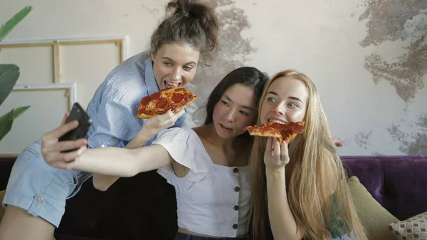 Šťastní multietničtí přátelé jíst pizzu — Stock fotografie