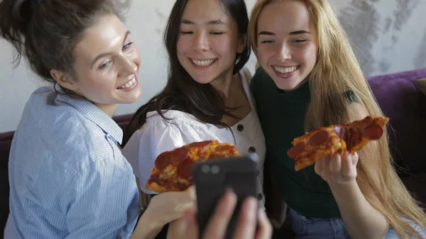 Felice amici multietnici mangiare pizza — Foto Stock