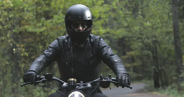 Facet jazda motocyklem po leśnej drodze — Zdjęcie stockowe