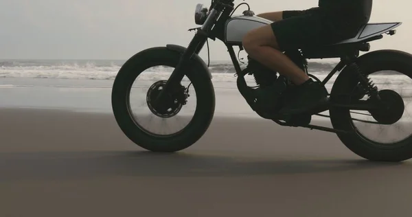 Motorkář pláž motocykl — Stock fotografie