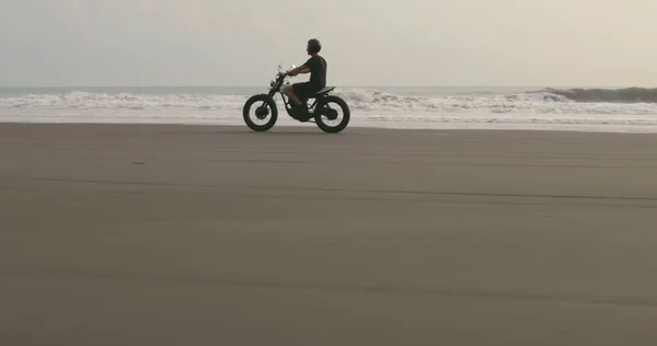 单车手海滩摩托 — 图库照片