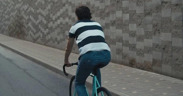 Fiatal hipster férfi lovaglás kerékpár — Stock Fotó