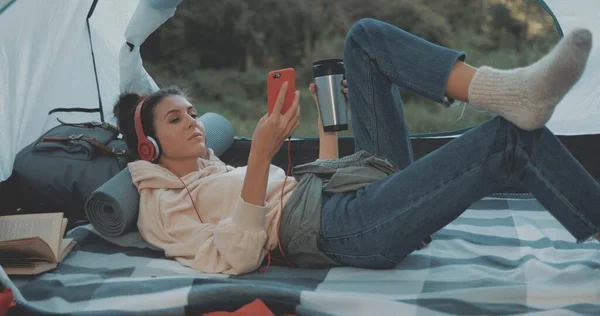 Lány olvas könyvet kemping sátor — Stock Fotó