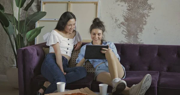 Dos amigas con tablet —  Fotos de Stock