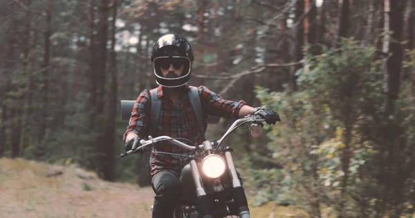 Młody motocyklista prowadzący motocykl po leśnej drodze — Zdjęcie stockowe