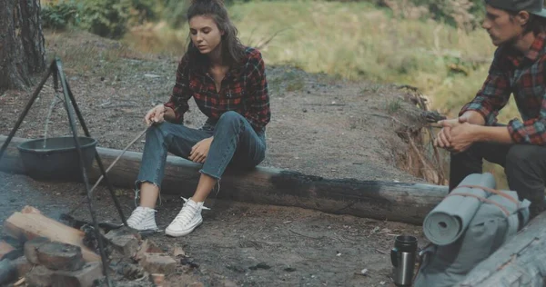 Wanderfreunde sitzen am Lagerfeuer — Stockfoto