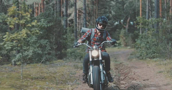 Νεαρός αναβάτης οδήγηση μοτοσικλέτας σε δασικό δρόμο — Φωτογραφία Αρχείου