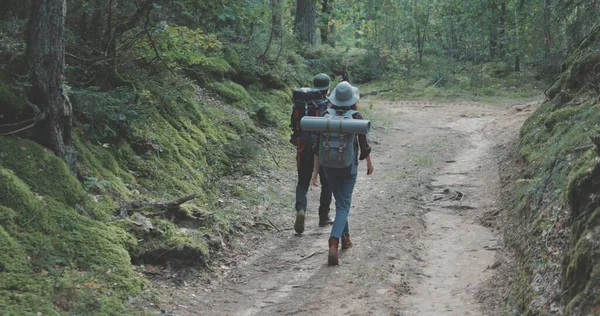 युवा आदमी और महिला जंगल में hiking — स्टॉक फ़ोटो, इमेज