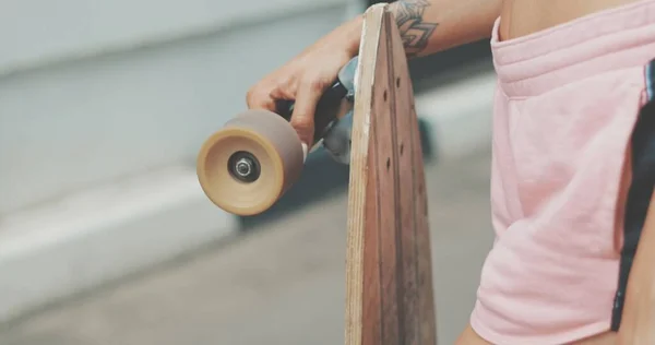 Скейтбордист с длинной доской — стоковое фото