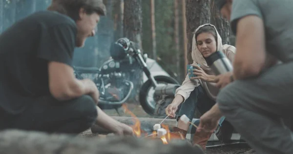 Pique-nique en plein air en forêt — Photo