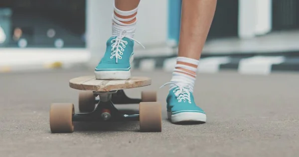 Donna gambe iniziare a cavalcare su skateboard — Foto Stock