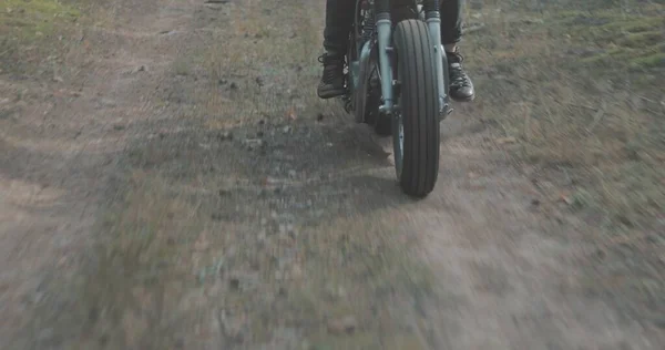 Молодий гонщик за кермом мотоцикла на лісовій дорозі — стокове фото