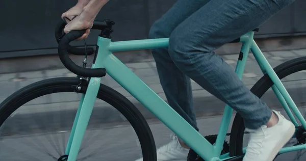 Jonge hipster man rijden fiets — Stockfoto