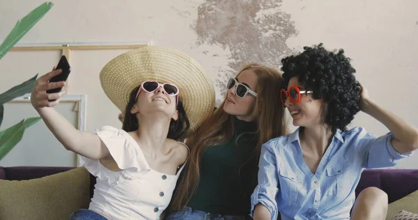 Tres amigas haciendo selfies — Foto de Stock