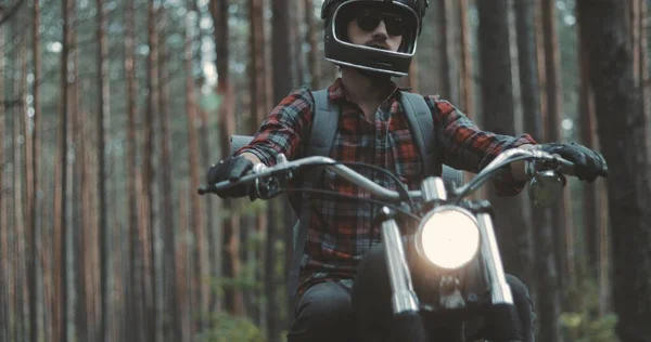 Jeune motard conduisant une moto sur la route forestière — Photo