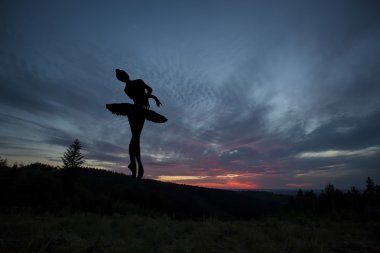 Gün batımı sırasında poz balet