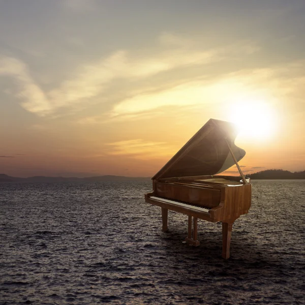 Piano fora tiro no lado do mar — Fotografia de Stock