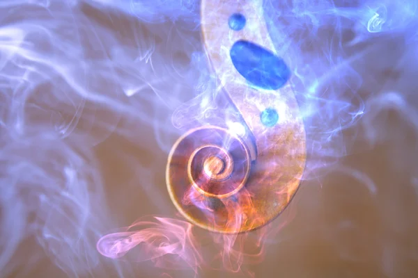 Cabeza de violín vieja rodeada de humo de colores y llamas — Foto de Stock
