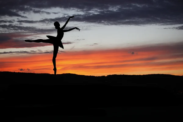 Ballerino in posa durante il tramonto — Foto Stock