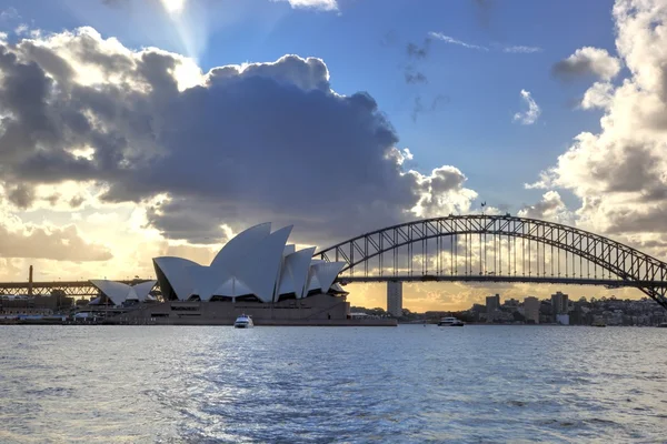 Sydney harbour Operaház és a bridge — Stock Fotó