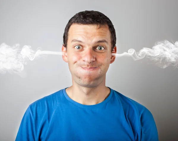 Estrés e ira, hombre molesto enojado con presión en la cabeza y humo saliendo de su cabeza — Foto de Stock