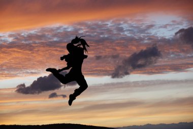 Gün batımı sırasında poz balet