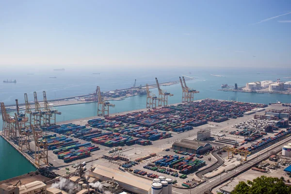 有很多的货物在巴塞罗那，西班牙，欧洲港口. — 图库照片