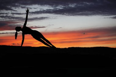 Gün batımında yoga antrenörü