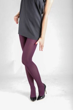 Kadının külotlu çorap giyen ve yüksek topuklu ayakkabılar bacaklar