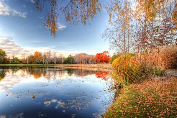 Lago Burley Griffin en Canberra, Territorio del Capitolio Australiano. Países Bajos . — Foto de Stock