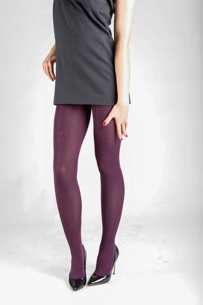 Pernas de mulher vestindo meia-calça e salto alto — Fotografia de Stock