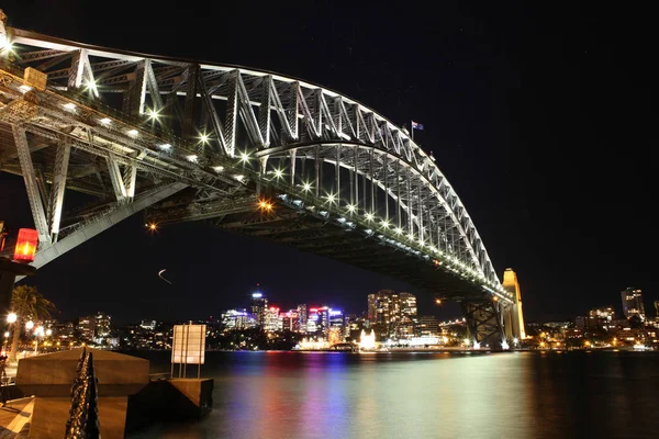 Sydney Harbour νύχτας Πανόραμα με γέφυρα στο βόρειο Σύδνεϋ — Φωτογραφία Αρχείου