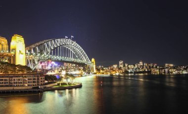 Sydney Harbour bridge uygulamasında North Sydney ile gece zaman Panorama