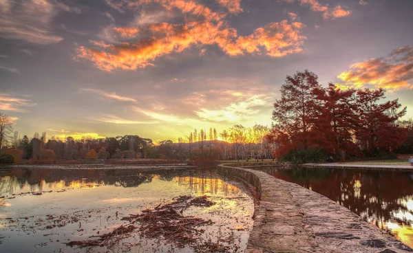 Lago Burley Griffin en Canberra, Territorio del Capitolio Australiano. Países Bajos . — Foto de Stock