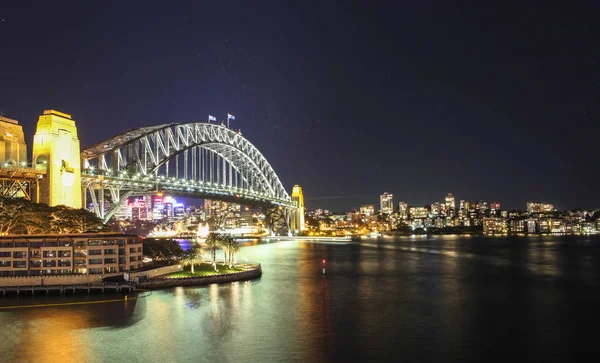 Sydney Harbour noche Panorama con puente en el norte de Sydney — Foto de Stock