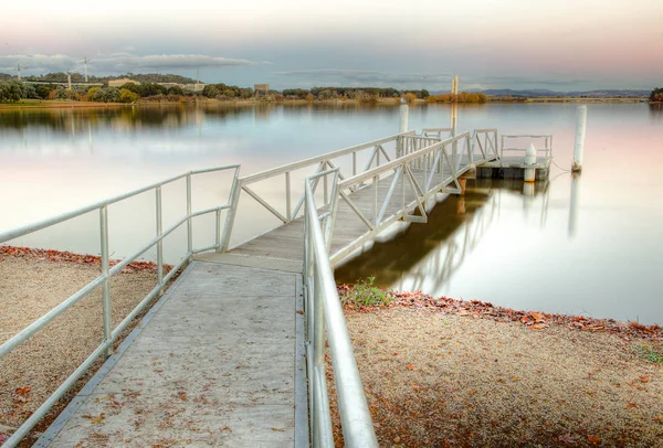 Lago Burley Griffin en Canberra, Territorio del Capitolio Australiano. Países Bajos . — Foto de Stock