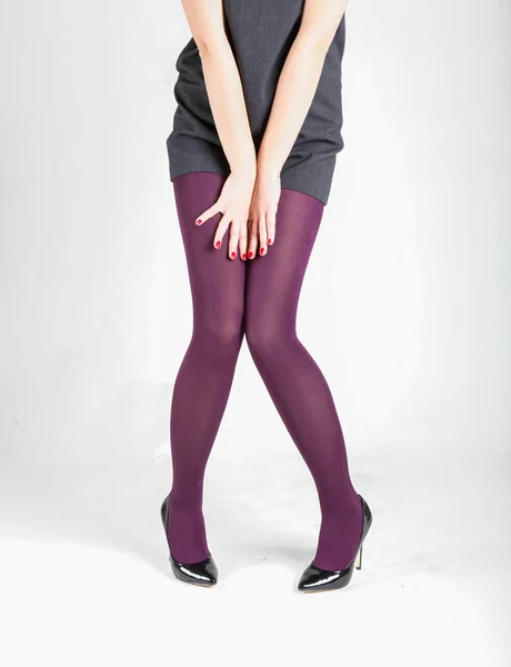 Gambe della donna che indossano collant e tacchi alti — Foto Stock