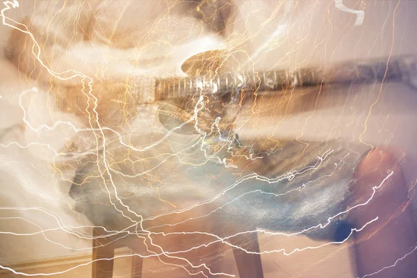 Guitarrista con guitarra eléctrica blanca — Foto de Stock