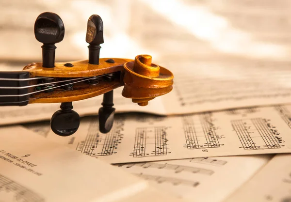 Стара скрипка лежить на аркуші музики — стокове фото