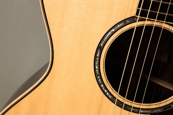 Close-up da guitarra acústica. Imagem detalhada da guitarra — Fotografia de Stock