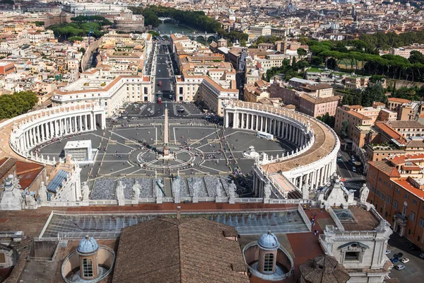 Famous Saint Peter 's Square in Vatican, aerial view of the city Rome, Italy . — стоковое фото