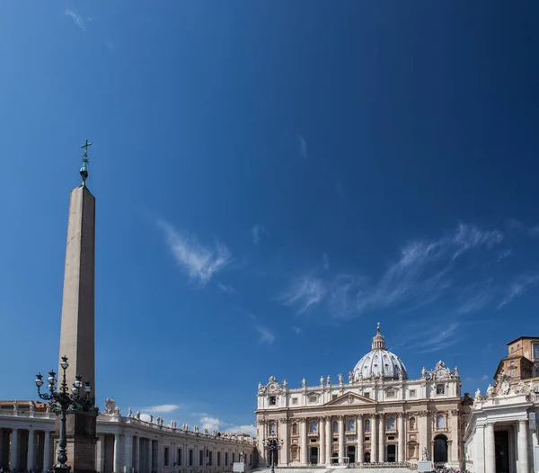 Famous Saint Peter 's Square in Vatican, aerial view of the city Rome, Italy . — стоковое фото