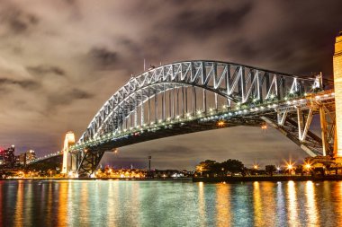 Sydney Harbour bridge uygulamasında North Sydney ile gece zaman Panorama