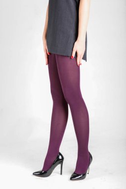 Kadının külotlu çorap giyen ve yüksek topuklu ayakkabılar bacaklar