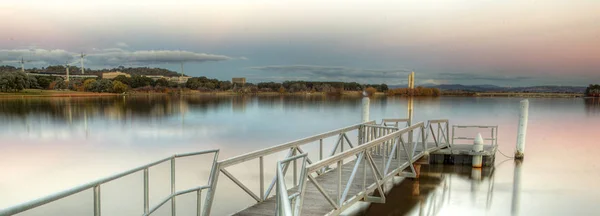 Canberra, Avustralya Capitol bölgesi içinde göl Burley Griffin. Avustralya. — Stok fotoğraf