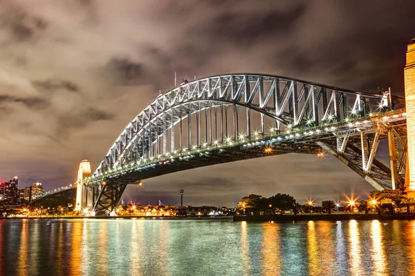 Sydney Harbour nattetid Panorama med bron i North Sydney — Stockfoto