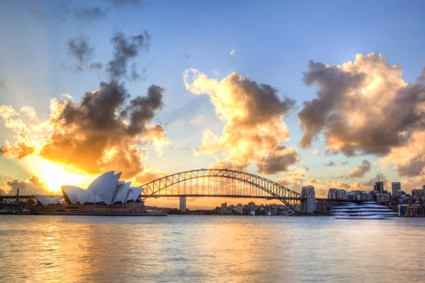 Puerto de Sydney con Opera House y Puente — Foto de Stock