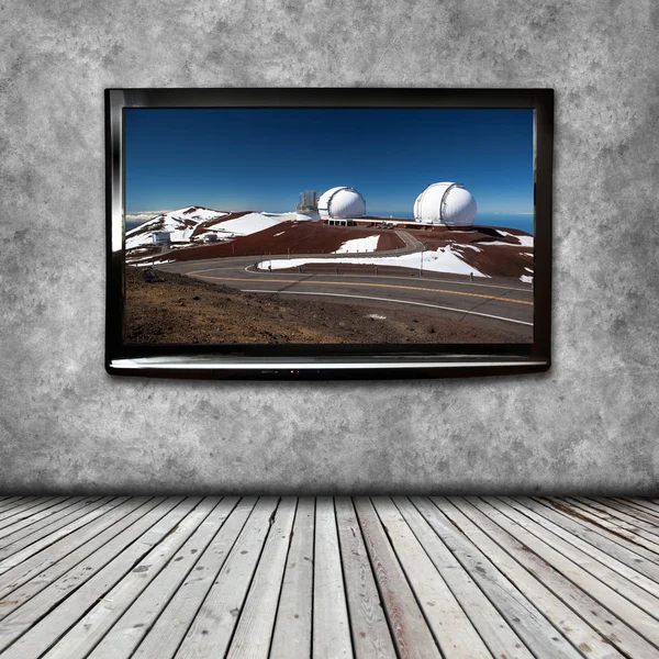 TV 4K na parede isolada — Fotografia de Stock