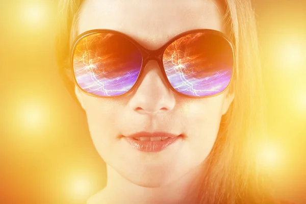 Chica sorprendida en gafas de sol con reflejo — Foto de Stock