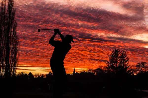 Golfista gry w golfa podczas zachodu słońca w konkurencji zdarzenie — Zdjęcie stockowe